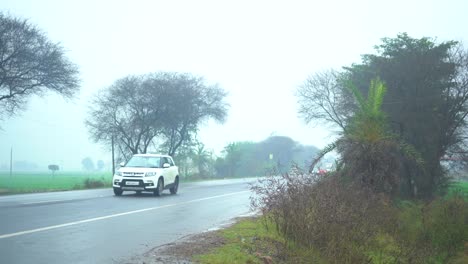 Vehículos-Ae-Moviéndose-Bajo-La-Lluvia-En-Vista-Amplia