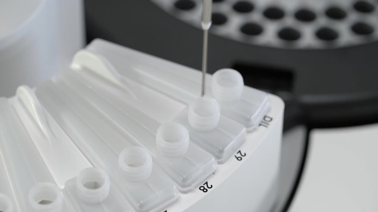 Chemistry Analyzer Machine Needle Probe Sucking In Diluent For Clinical Chemistry Tests