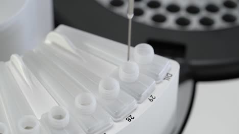 máquina analizadora de química sonda de aguja que succiona el diluyente para pruebas clínicas de química