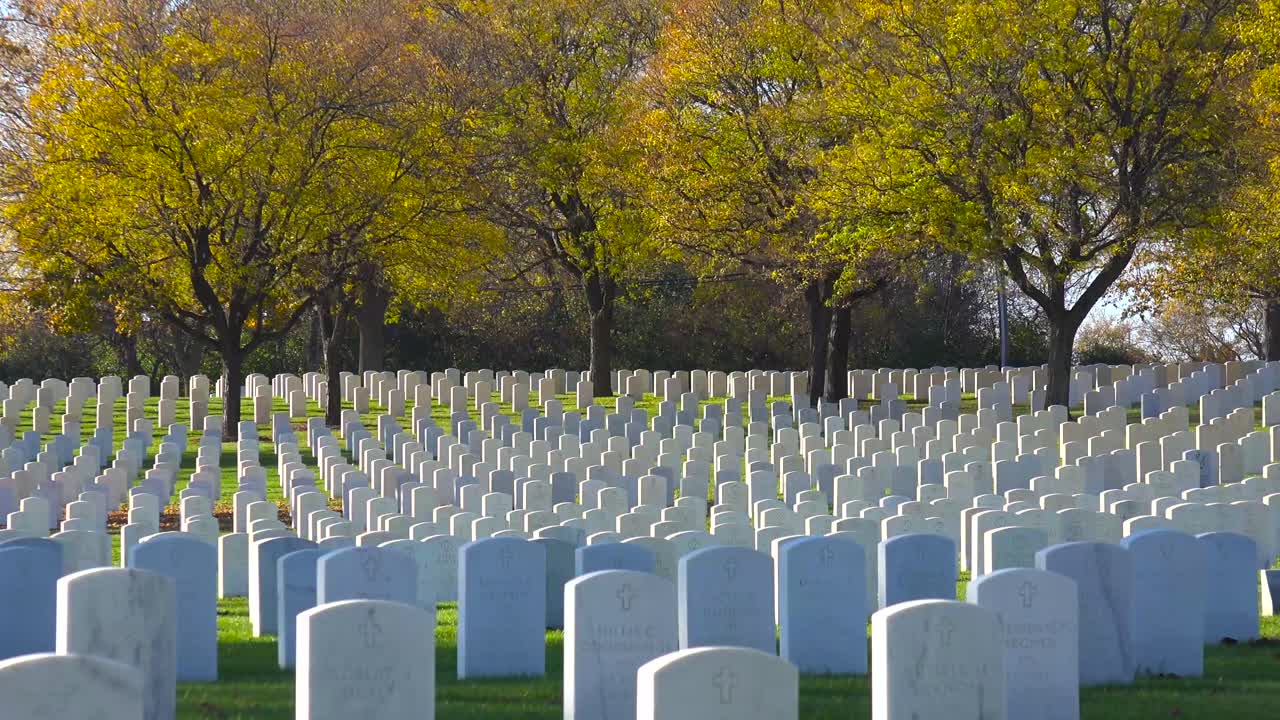 Inquadratura di ambientazione di un vasto cimitero di guerra vicino a Milwaukee, Wisconsin