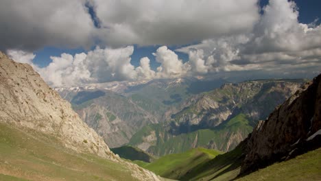 Wolken-Fliegen-über-Die-Berge-Des-Pulatkhan-Plateaus-In-Usbekistan.-Zeitlupenvideo-Drei-Von-Vier