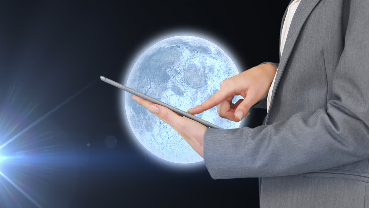 animación de la sección media de una mujer usando una tableta sobre el planeta tierra con un punto de luz brillante