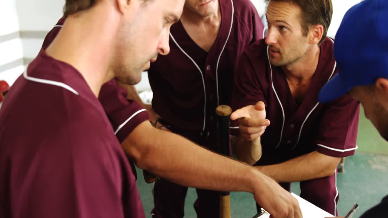 코치 가 선수 들 과 게임 계획 을 논의 하는 것