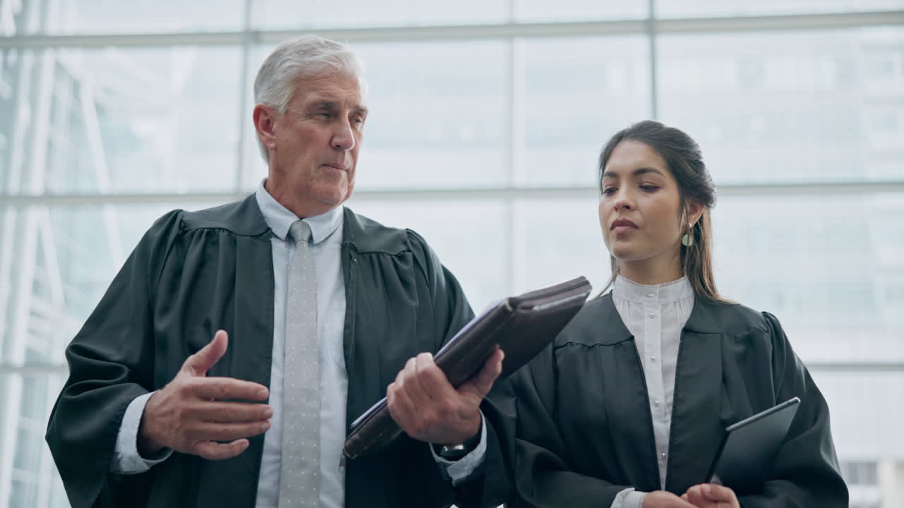 juez, abogado y equipo de abogados hablando