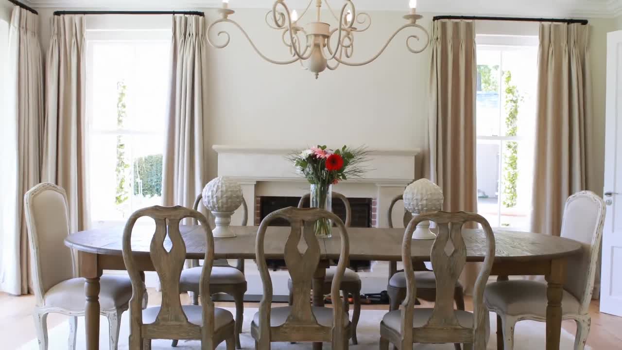 animación de la barra de carga de datos y el llavero sobre la sala de estar