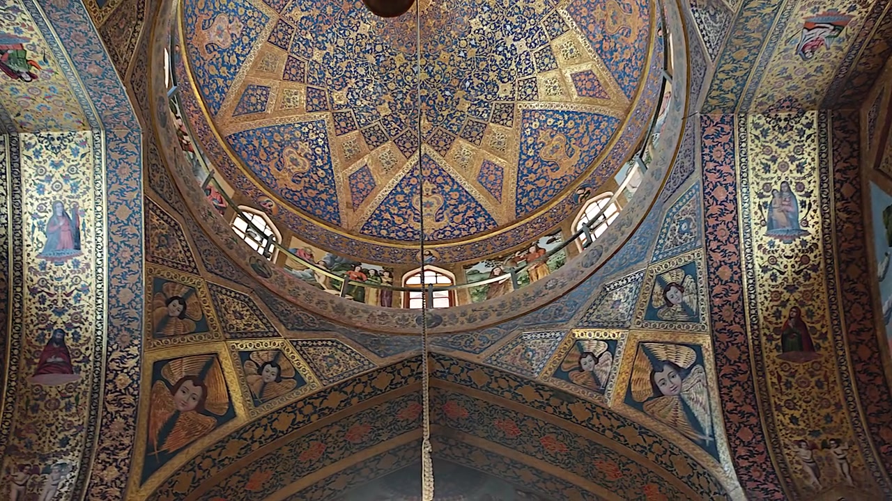 Affreschi intricati e cupola dorata all'interno della Cattedrale di Vank.