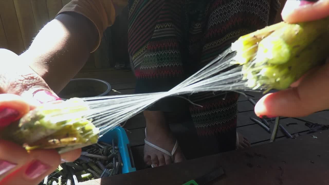 tejedor de fibra de loto myanmar lago inle birmania