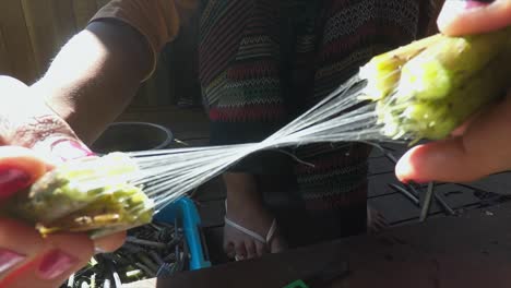 tejedor de fibra de loto myanmar lago inle birmania
