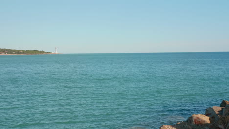 Paisaje-Marino-Con-Un-Faro-En-La-Distancia