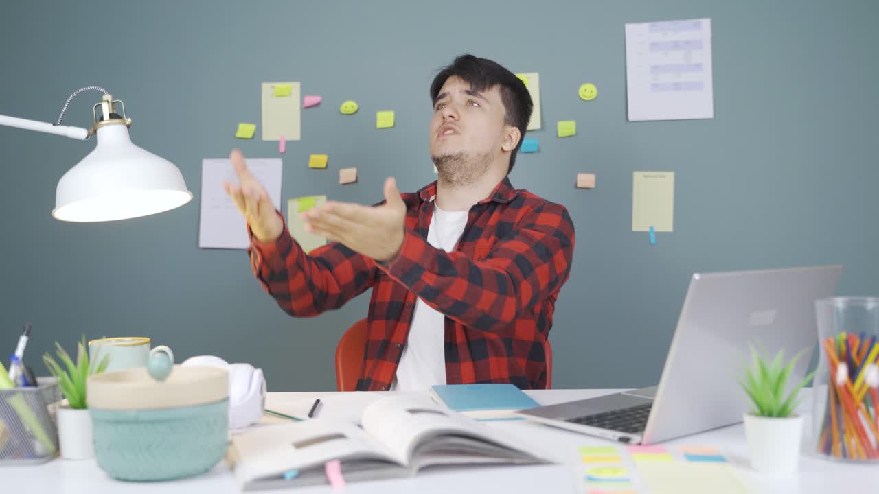 우울증에 걸린 남학생이 가족의 압박을 받고 있습니다.