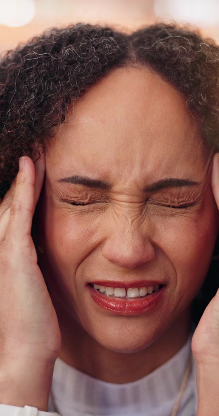 Donna stressata che soffre di un forte mal di testa