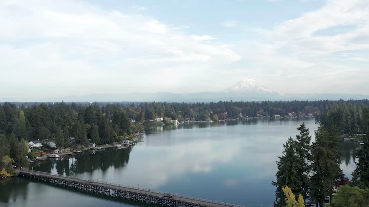 vista aérea del puente y las tranquilas aguas del lago steilacoom en washington, estados unidos - disparo de drones