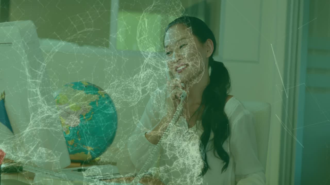 una mujer está hablando por teléfono en un entorno de negocios.