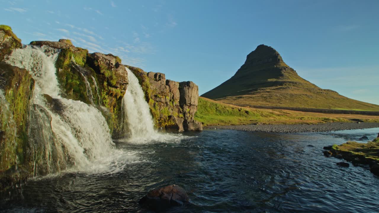 un hermoso amanecer kirkjufell la vista icónica de islandia durante el verano