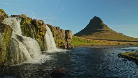 Ein-Wunderschöner-Sonnenaufgang-In-Kirkjufell,-Der-Ikonische-Blick-Auf-Island-Im-Sommer