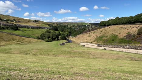 Ländliche-Landhäuser-Auf-Einem-Hügel-In-Marsden-West-Yorkshire-Vereinigtes-Königreich,-Umgeben-Von-Hügeln-Und-Feldern-Am-Fuße-Eines-Damms