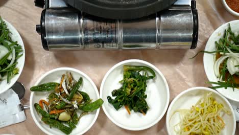 저녁 식사 중 한국 반찬