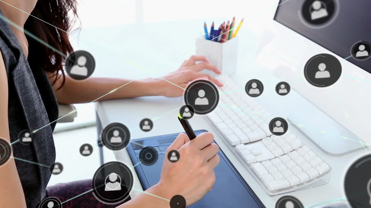animación de iconos conectados y mujer asiática escribiendo en el teclado y dibujando en la tableta gráfica