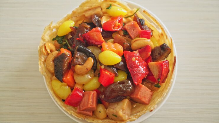 Frutta e noci cinesi miste saltate in padella