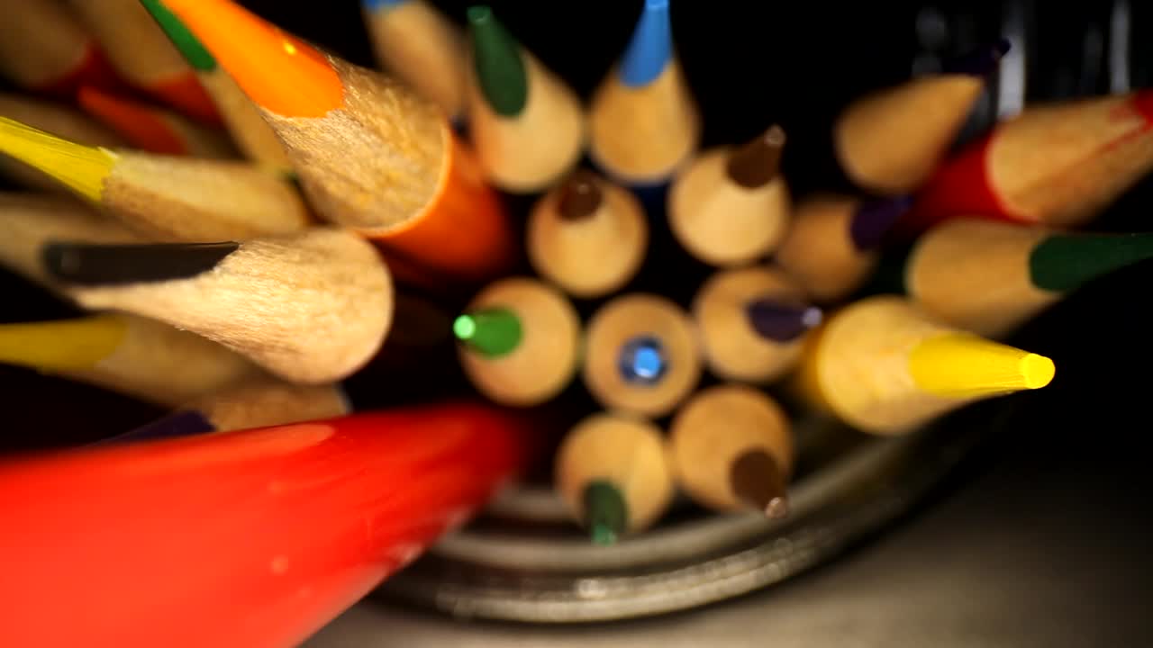 alejándose de un frasco de lápices de colores