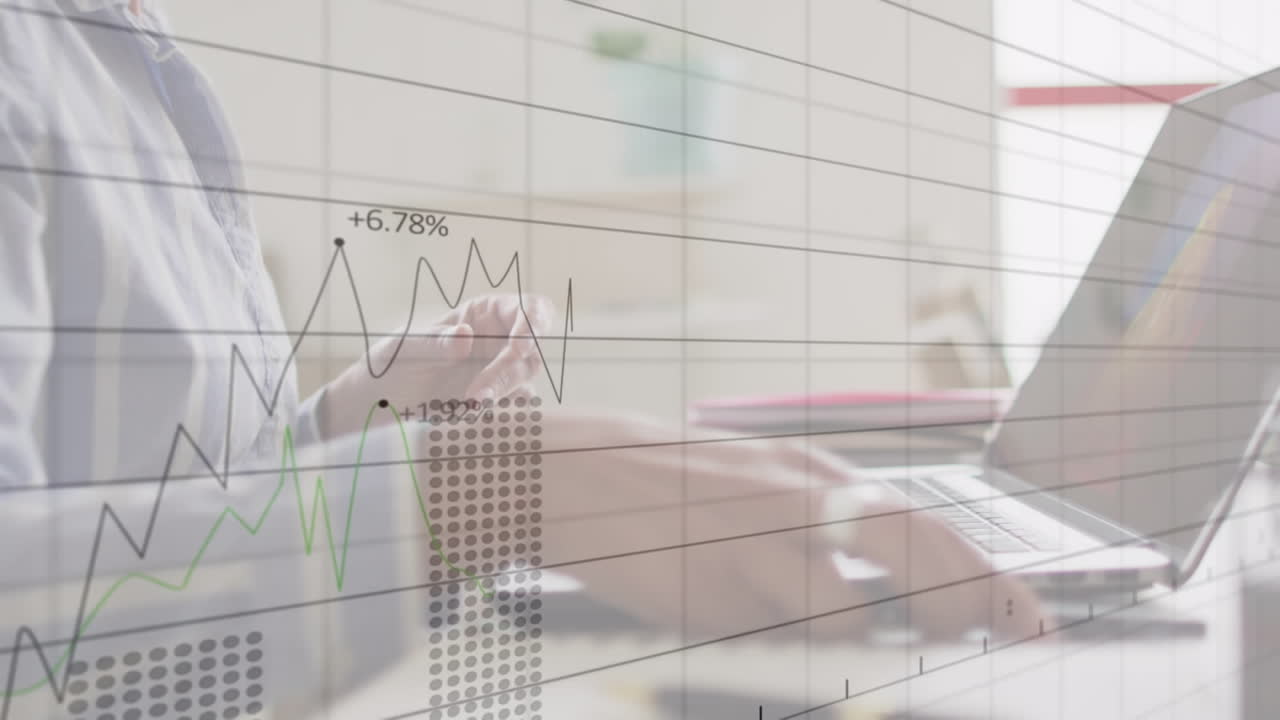 사무실에서 스마트폰을 사용하는 중간 계층의 여성에 대한 통계 데이터 처리의 애니메이션