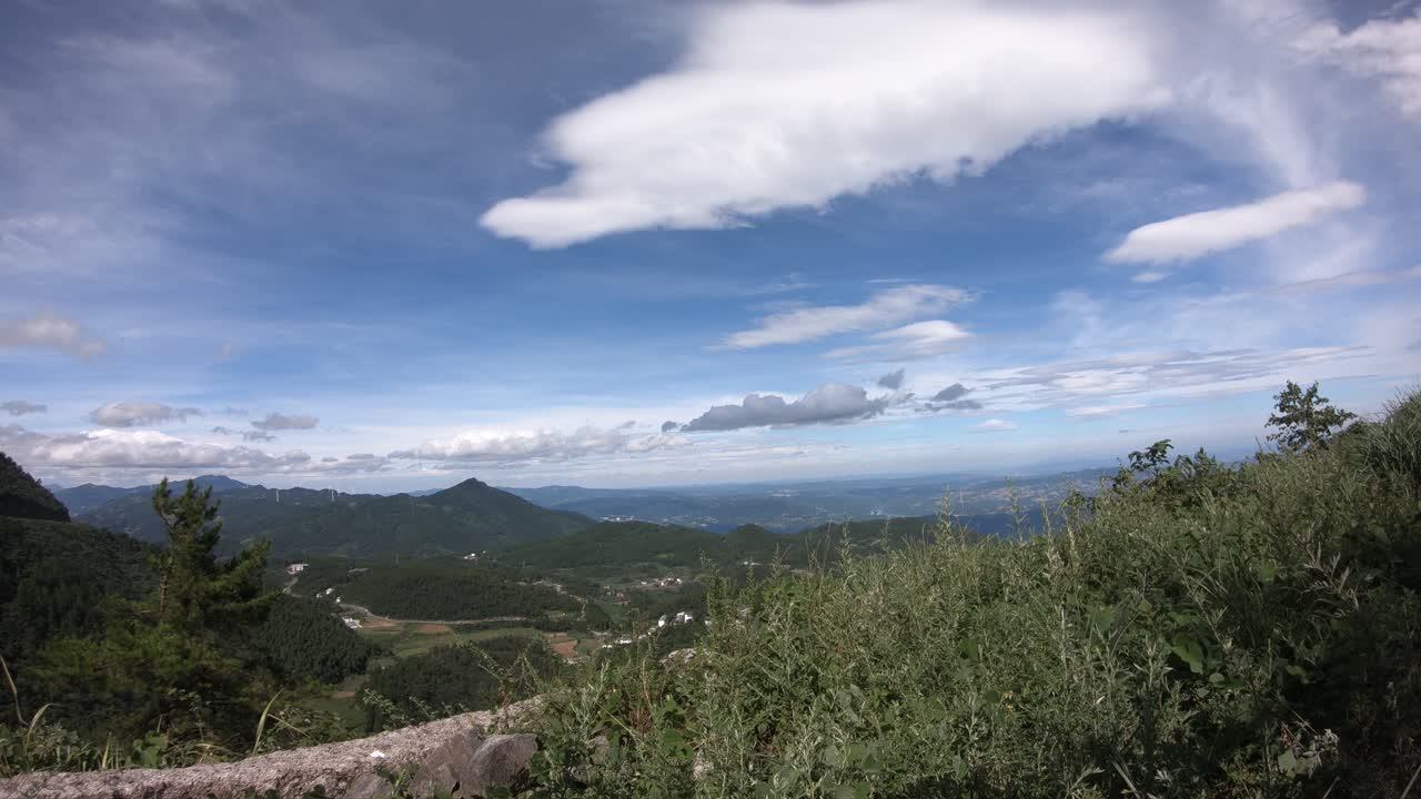 산 정상에 구름