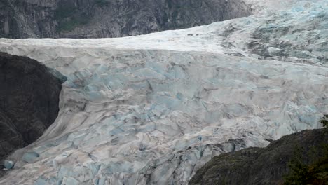 primer plano del glaciar mendenhall, en la ciudad de juneau, alaska.