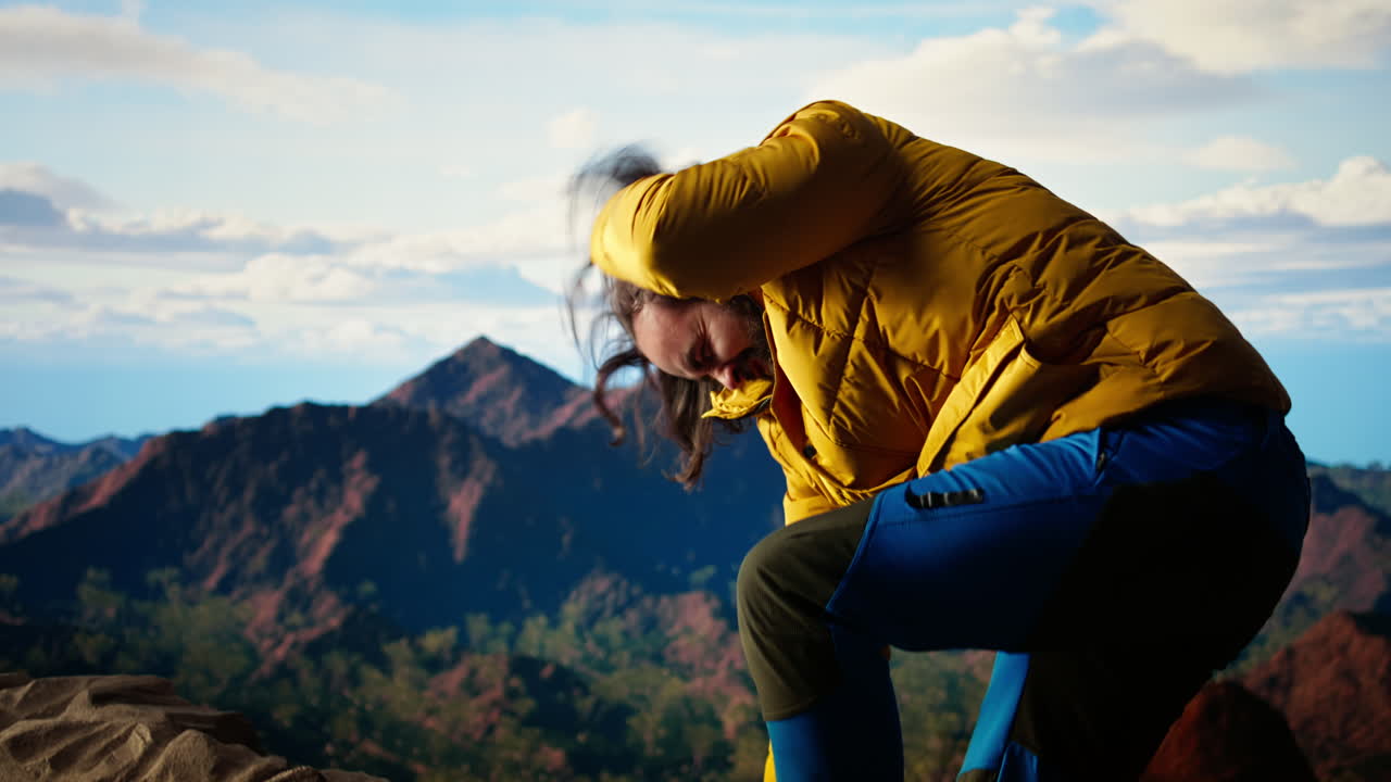어리석은 하이커가 바위 산 꼭대기에 걸려 균형을 잃습니다.