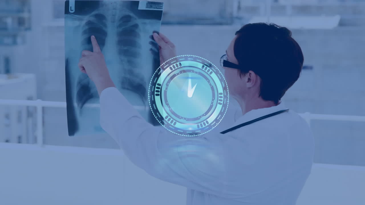 animación de un reloj moviéndose rápidamente sobre una mujer médico chequeando una exploración de rayos x