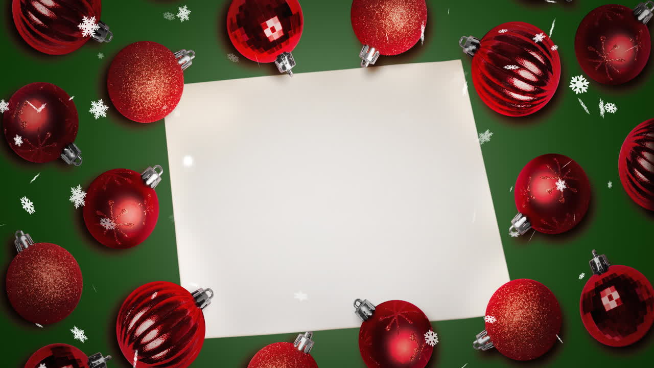 animación de nieve cayendo sobre una tarjeta blanca con espacio de copia y decoraciones navideñas