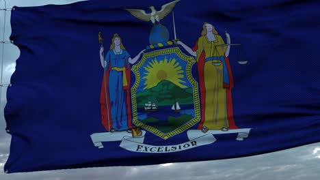 la bandera de nueva york ondeando en el viento contra las profundas y hermosas nubes del cielo.