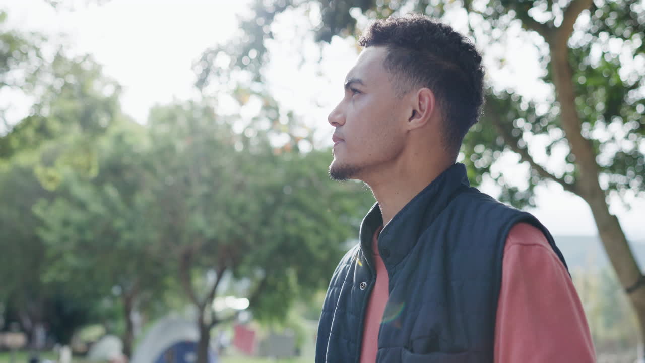 libertad, senderismo y hombre bebiendo agua en un bosque