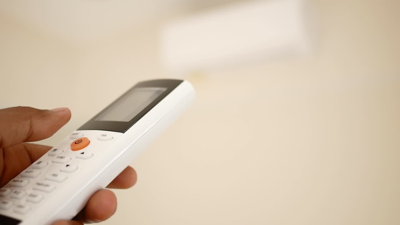 리모컨을 조절하기 위해 원격 제어기를 사용하는 사람