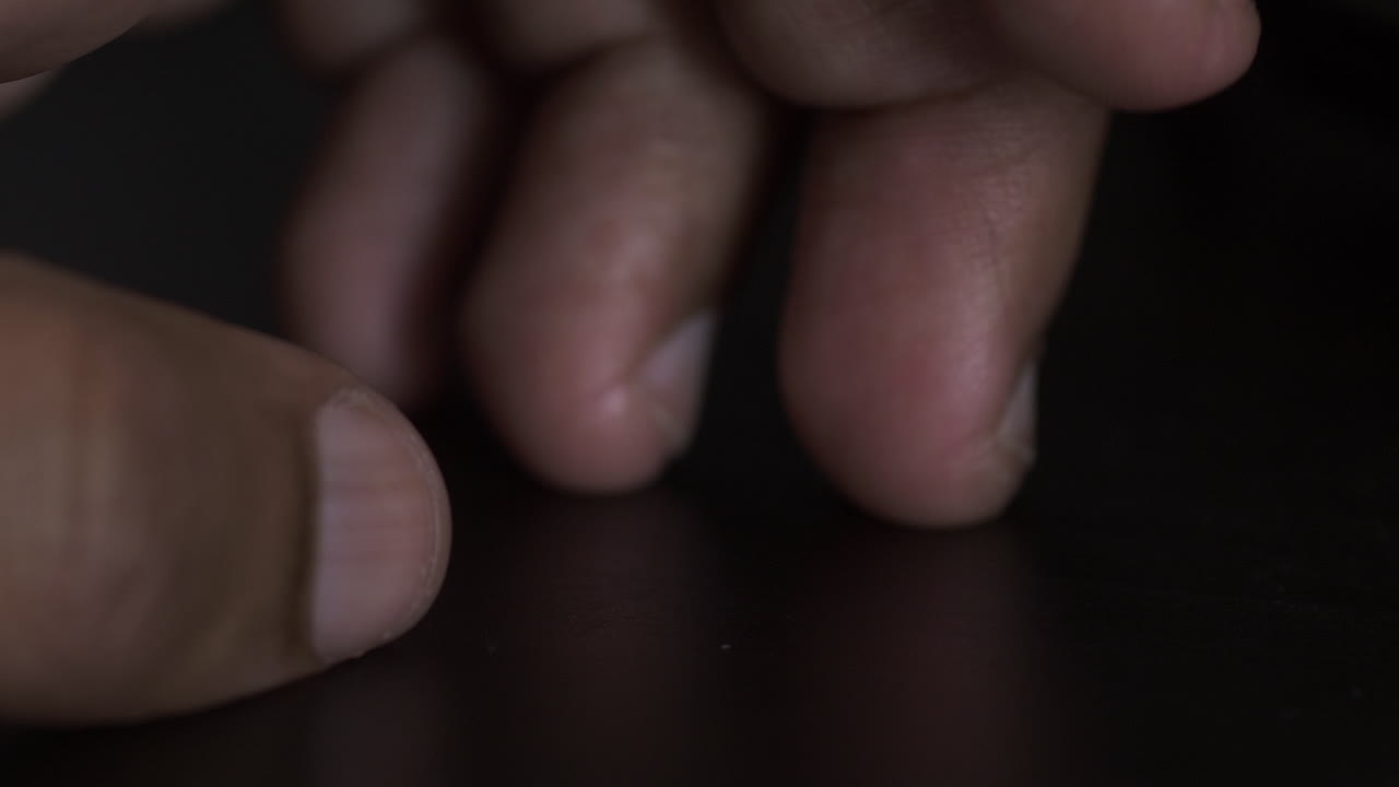 dedos masculinos adultos de minorías étnicas golpeando en el escritorio