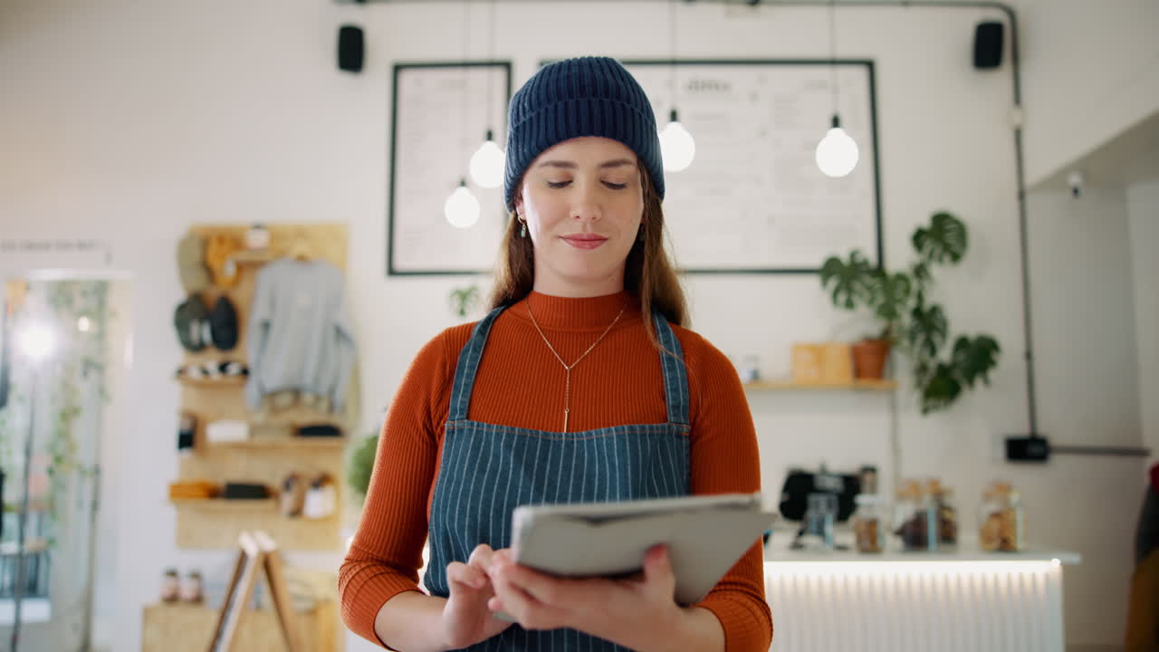 mujer usando una tableta en un café