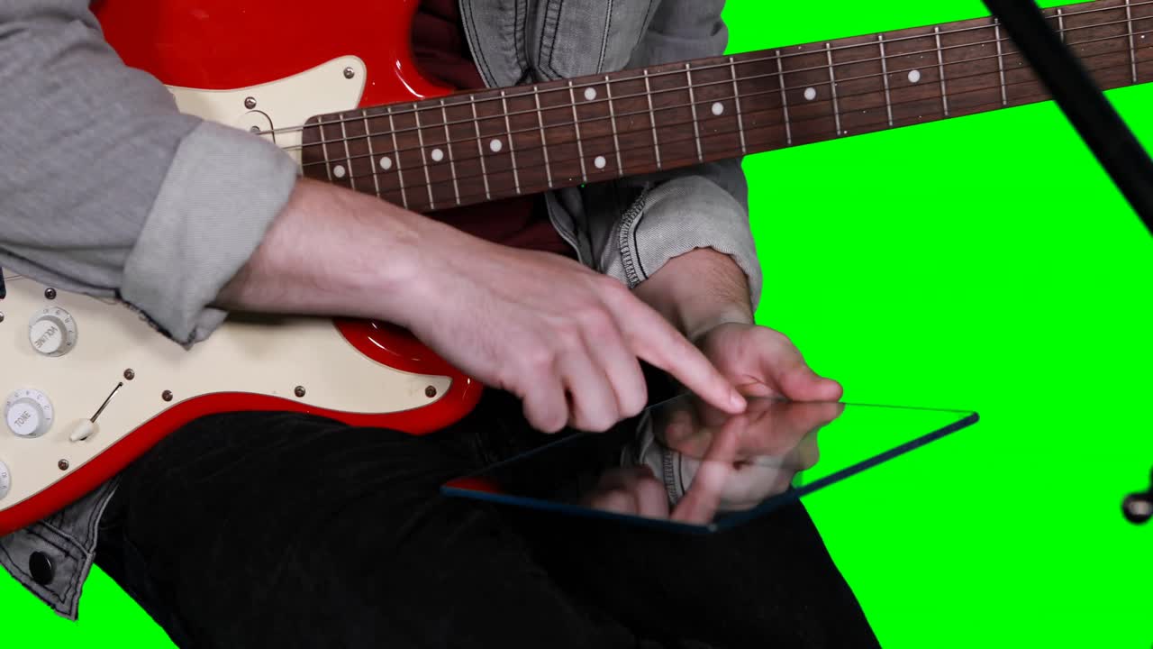 sección media del músico fingiendo estar usando una tableta digital