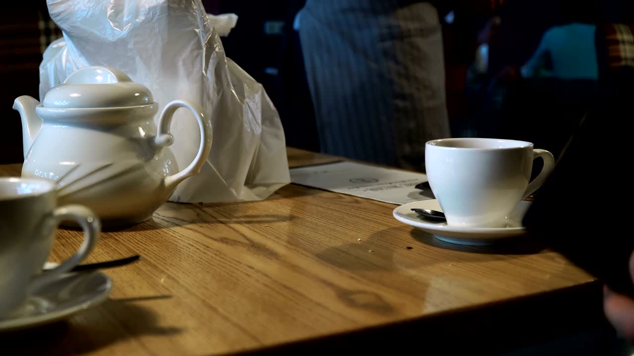 카페에서 신용카드로 지불합니다. 터미널을 가진 웨이터는 4k의 비접촉 카드를 가져옵니다.