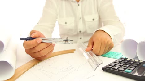 arquitecto usando lápiz de regla para el proyecto