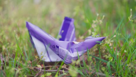 Plastikbonbonpapier-In-Die-Natur-Geworfen,-Umweltverschmutzung,-Tschechien