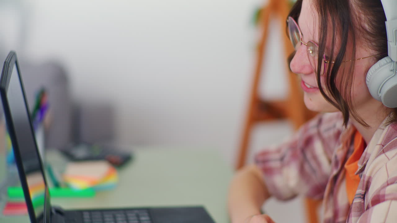 estudiante durante las clases en línea videoconferencia