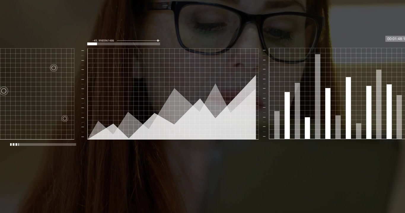 Donna concentrata sul laptop in ufficio, che esplora la tecnologia con grafici e diagrammi animati