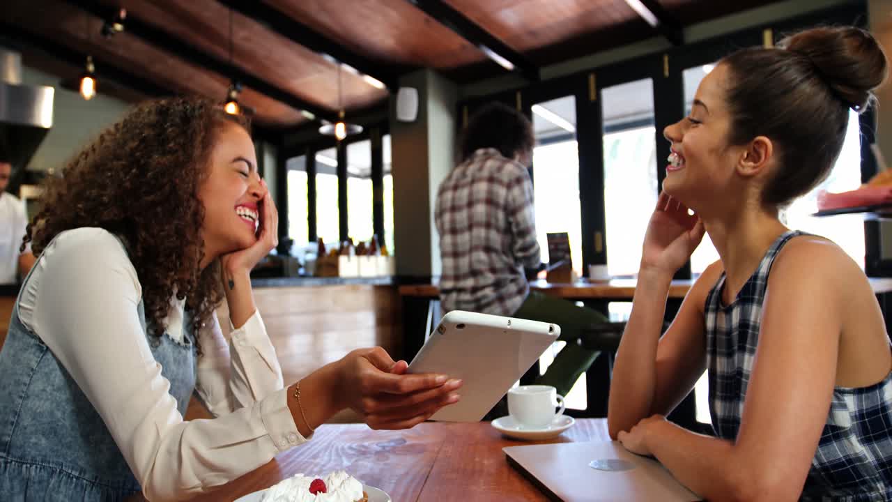 amigos usando tableta digital en el restaurante