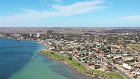 Excelente-Toma-Aérea-De-La-Bahía-Rayada-Y-Su-Pueblo-En-La-Costa-De-La-Península-De-Eyre,-Sur-De-Australia