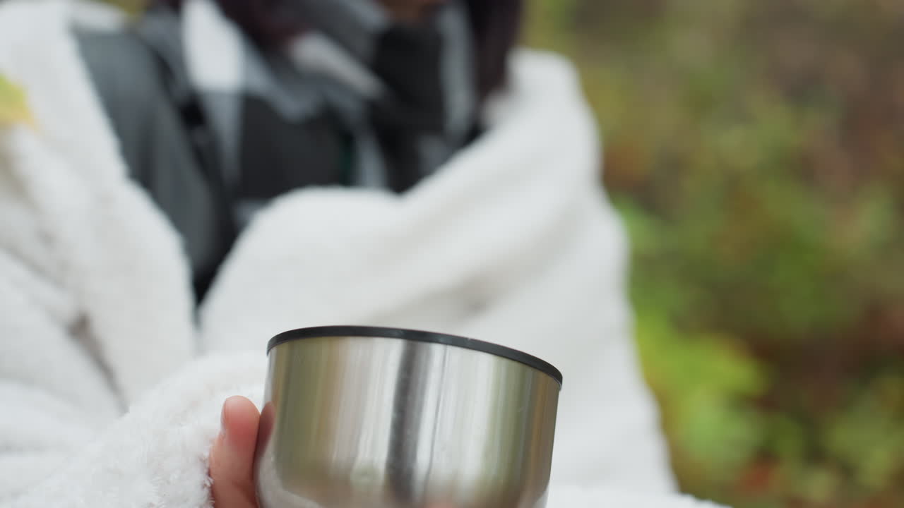 Sorso autunnale silenzioso, tranquillo momento autunnale in cui una persona si gode una bevanda calda all'aperto, ambiente autunnale calmo e riflessivo con persona che assapora una bevanda calda circondata da vivaci foglie autunnali
