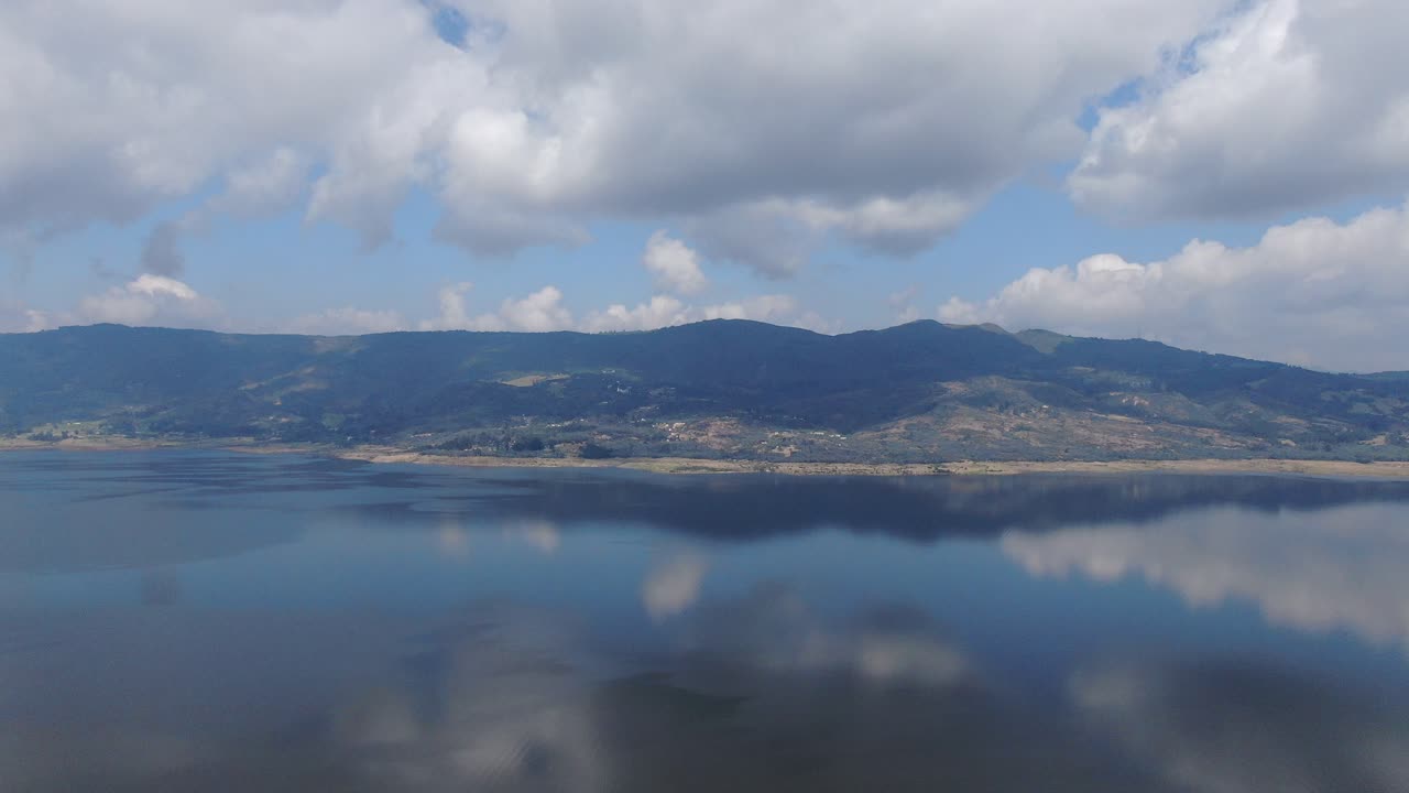 vista aérea de drones de la laguna guatavita en colombia