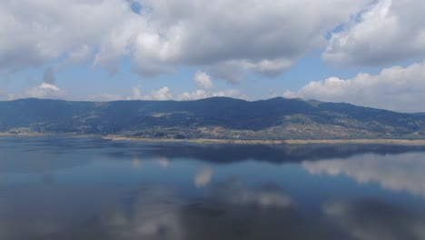 Vista-Aérea-De-Drones-De-La-Laguna-Guatavita-En-Colombia