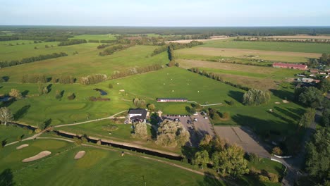 Espectacular-Vista-Aérea-Panorama-De-Vuelo-Drone-Curvo-Del-Campo-De-Golf-En-El-Bosque