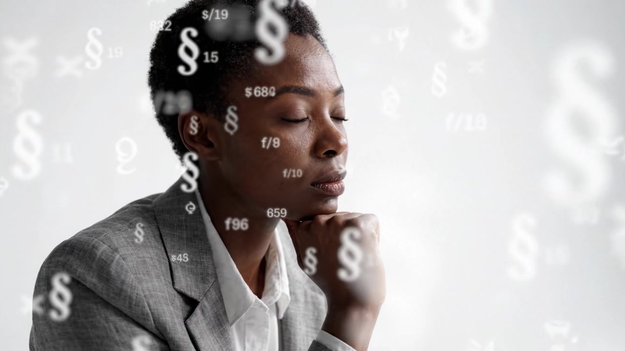 Una donna pensierosa in tailleur contempla decisioni finanziarie tra valuta simbolica ed elementi legali, riflettendo una profonda concentrazione su questioni economiche.