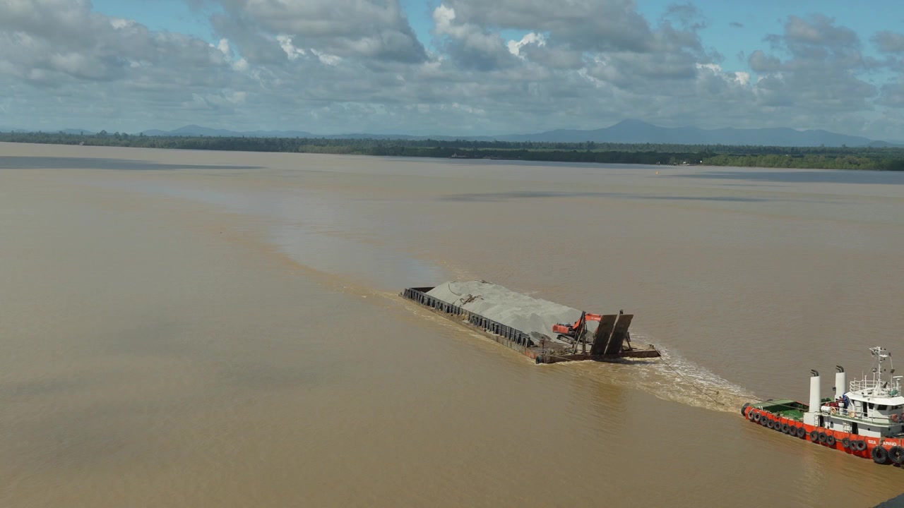 Il ponte più lungo della Malesia che attraversa un fiume, ha sostituito il servizio di traghetto Sebuyau-Triso di lunga data e riduce anche il tempo di viaggio per coloro che utilizzano la rete stradale costiera, Sarawak, Malesia