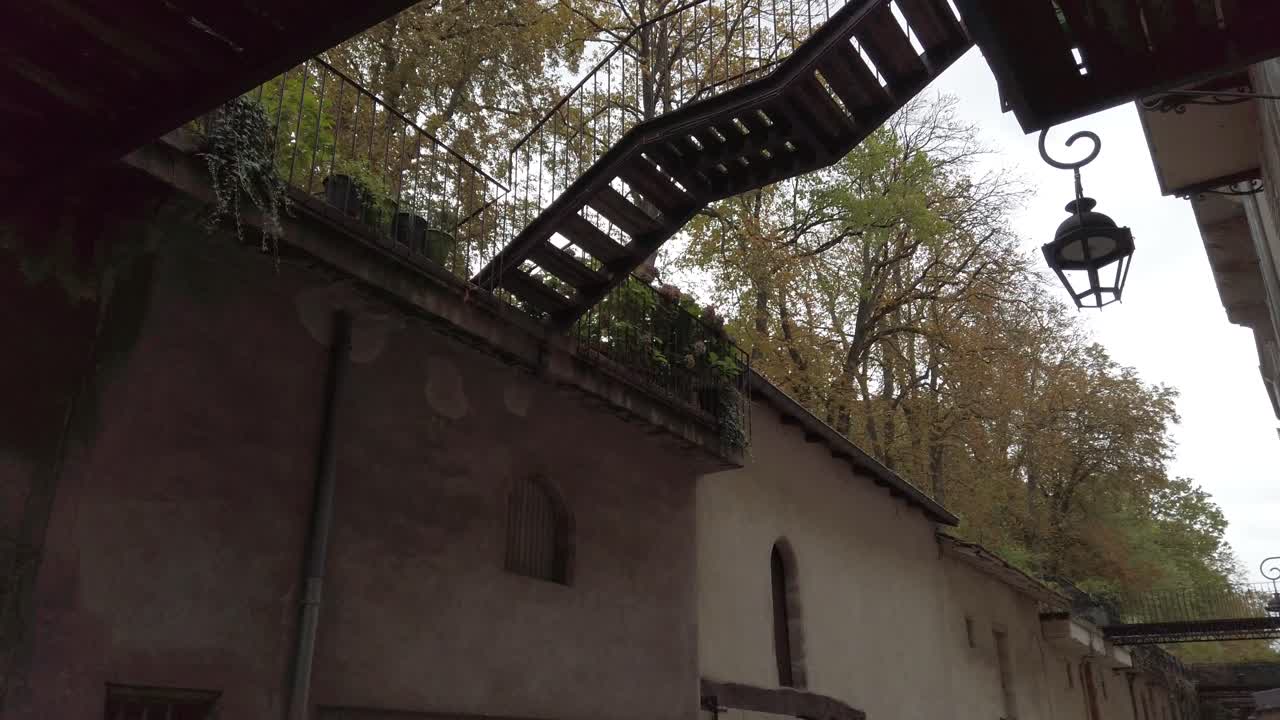 유럽 도시 - 낸시 프랑스 루 데스 에큐리 (nancy france rue des écuries) 에서 철 랜턴과 외부 계단이 있는 신비한 오래된 골목길